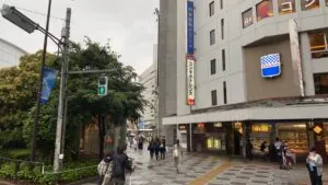 ティアラへの道順 4／8：左に歩くと正面に横断歩道が出てくるのでそのまま渡り直進します。