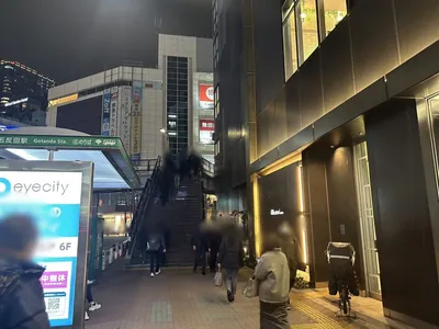 アムールへの道順 2／8：駅を背中にして右へ進むと正面に歩道橋が出てくるので階段を上ります。