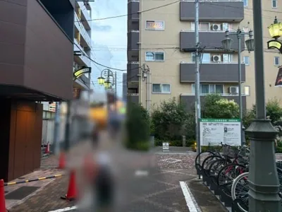 練馬　リンドーへの道順 2／4：駅を背にして左手に進み、一つ目の路地を右折します。