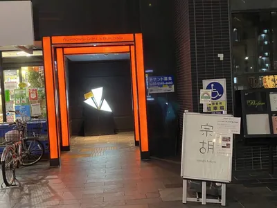 パルファンへの道順 6／6：曲がると右手にファミリーマートが出てくるので、同じビルに六本木パルファンが入ります。