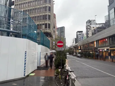 ナカムラへの道順 5／9：横断歩道を渡ったら右折します。