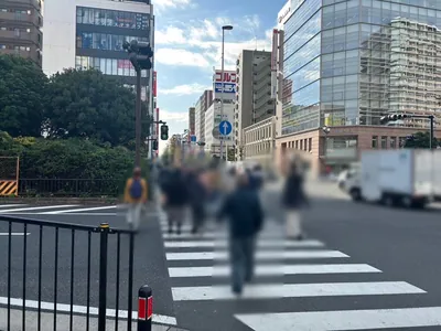 タイムリーへの道順 3／13：正面の横断歩道を渡ります。