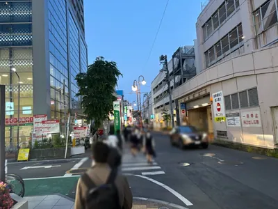 コルソへの道順 5／9：左手二つ目の路地を越えて直進します。