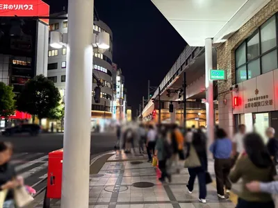 吉祥寺　スペーシアへの道順 2／9：駅を背にして、右手の交番方面へ進みます。