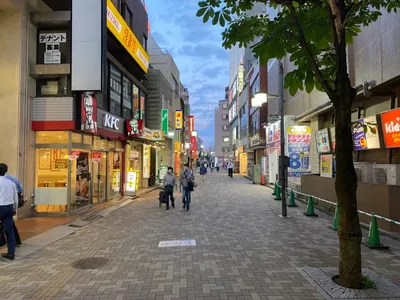 ロアーへの道順 4／8：直進をすると左手にケンタッキーが出てくるので更に直進します。