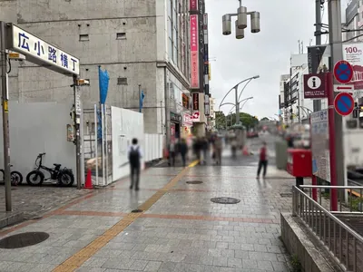 アトランティスへの道順 2／8：駅を背にして直進します。