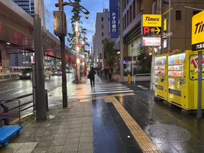 ノヴァへの道順 2／4：駅を背中に道路を左手に直進します。