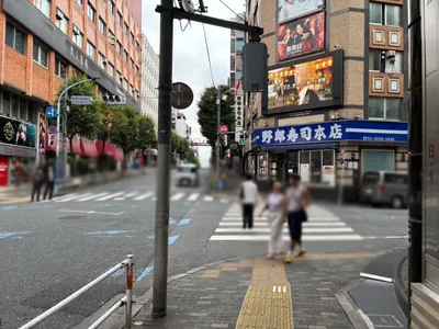 スイ （粋/SUI）昼への道順 11／12：直進を続けると「新宿区役所通り(風林会館)」の交差点に出るので横断歩道を渡ります。
