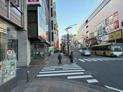 バーナーへの道順 5／9：左手一つ目の路地を左折します。