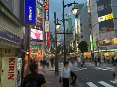 新橋ラウンジへの道順 6／12：一つ目の十字路を横断歩道を渡って左折します。