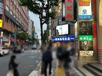 ニューアゲインへの道順 11／14：直進すると「新宿区役所通り(風林会館)」の交差点に出るので横断歩道を正面に渡ります。