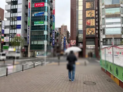 リオへの道順 3／4：SLを正面に見て左手に十字路が出てくるので渡って直進します。