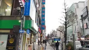 クリアスへの道順 6／9：左手の路地を二つ越えます。