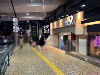 テンカラットへの道順 4／10：直進して高架下をくぐります。
