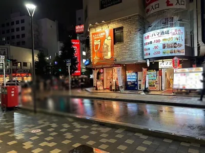 王族 （オウゾク）への道順 3／9：スクランブル交差点が出てきたら渡らずに右折します。