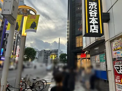 シーサイドへの道順 8／9：右手の五つ目の路地も越えて直進を続けます。