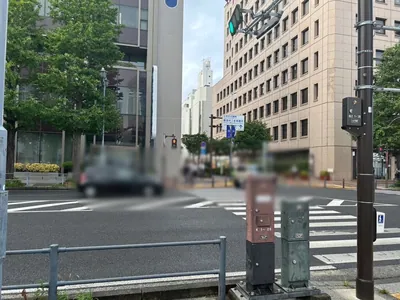 アマンへの道順 5／10：信号のある交差点を正面に渡って直進します。