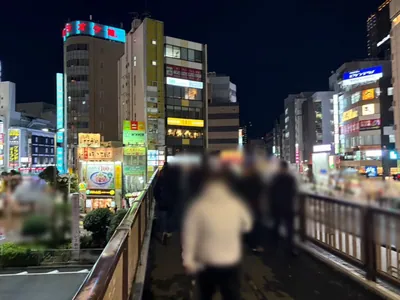 天 （テン）への道順 4／10：階段を上ったら左へ進みます。