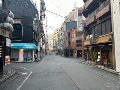 ビロードへの道順 8／10：左手の二つ目の路地を越えて直進を続けます。