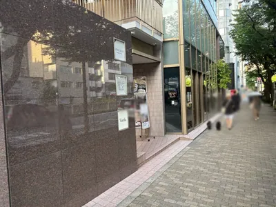 ヴァレラへの道順 8／8：一つ目の路地を越えた左手に恵比寿ヴァレラの入る「HAGIWARA BLDG」があります。