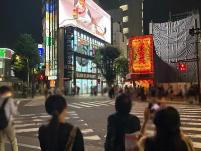 アークへの道順 3／12：正面の横断歩道を渡って路地に入ります。