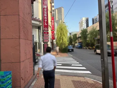 むげんへの道順 8／10：一つ目の左手路地を越えて直進します。