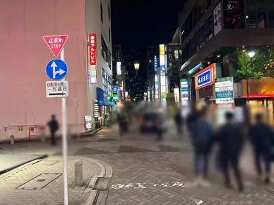 奏 （カナデ）への道順 3／6：一つ目の十字路を超えて直進します。