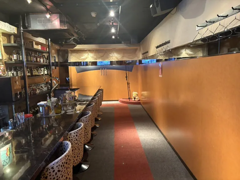ヒーローの店内