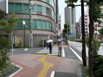 フォックスへの道順 3／6：一つ目の横断歩道を渡って直進を続けます。