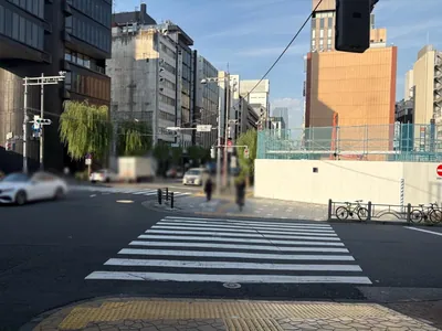アンサンブルへの道順 4／10：二つ目の横断歩道を渡り、右折します。