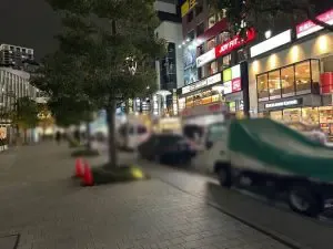 ラプソディへの道順 2／7：目の前の道路を右手に直進します。