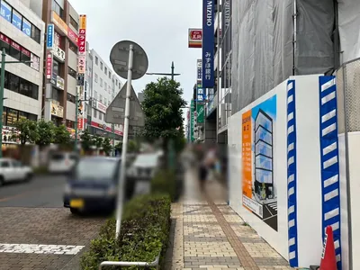蕨　タントラへの道順 2／5：ロータリーを回り、目の前の道路を進みます。
