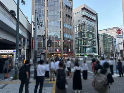 ゴールドへの道順 4／7：正面の横断歩道を渡ります。
