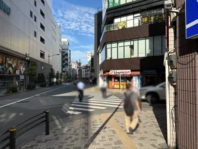 リオへの道順 5／6：右手の路地を越えてさらに直進を続けます。