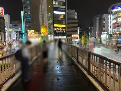 エピカへの道順 3／8：階段を上ったら左へ進みます。
