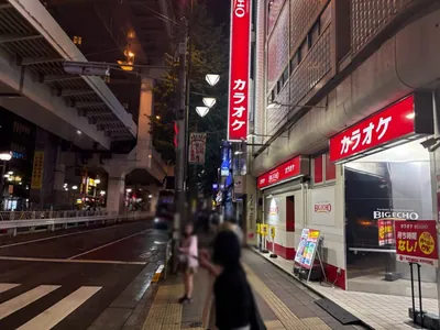 カリスへの道順 2／7：出口を背中にし、道路を左手にして直進します。