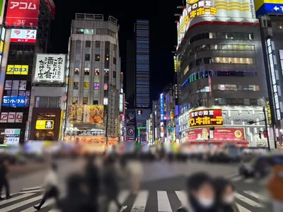 ノムノムへの道順 4／10：「歌舞伎町」の交差点に出たら横断歩道を正面にわたります。