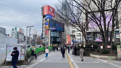 エリュシオンへの道順 1／9：新宿駅東口を出て正面のアルタの方面に歩きます。