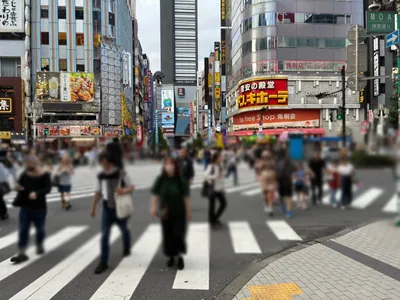 パーティーパーティーへの道順 4／8：直進すると「歌舞伎町」の交差点に出るので横断歩道を正面に渡ります。