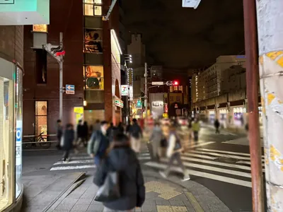 ジェネレーションへの道順 10／15：十字路を越えて直進を続けます。