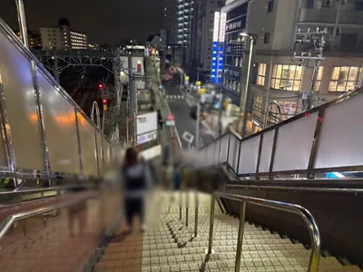 柏　バロールへの道順 3／8：突き当り左手階段を下ります。