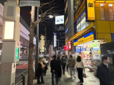 シエルへの道順 2／6：駅を背中にして右へ歩きます。