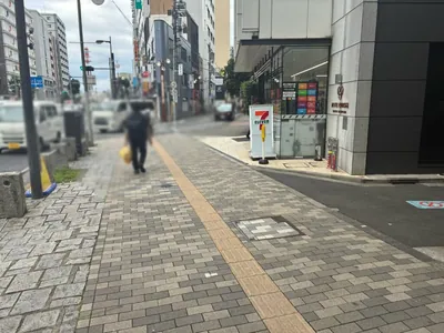 U2 （ユーツー）への道順 10／14：一つ目の右手路地を越えて直進します。