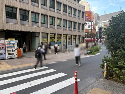 38℃ (サンジュウハチド)への道順 2／11：駅を背にして右手に進みます。