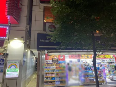 アジアンドールへの道順 2／4：駅を背中にして左へ歩きます。