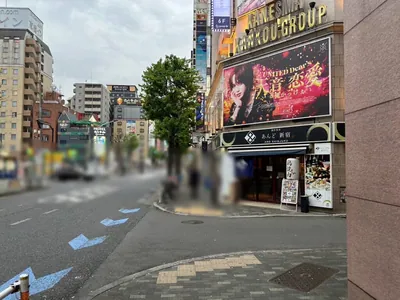 ニューアゲインへの道順 13／14：二つ目の右手路地も超えて直進をします。