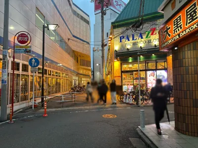 エムへの道順 12／14：二つ目の右手路地を右折します。