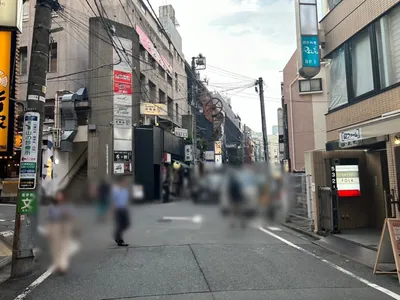ビロードへの道順 7／10：左手の一つ目の路地を越えて直進を続けます。