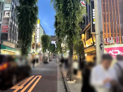 蝶蝶（チョウチョウ）への道順 2／6：駅を背中にして右へ歩きます。