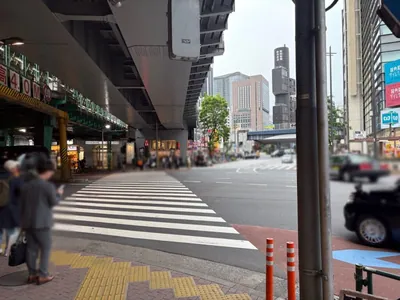エスへの道順 3／8：一つ目の横断歩道を渡ります。